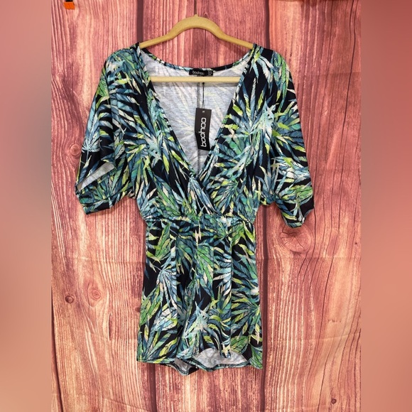 Boohoo Pants - Boohoo green plant palm V-neck surplice romper shorts swimsuit coverup size 6